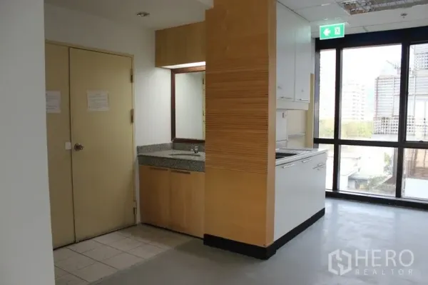 สำนักงาน ให้เช่าในWatthana, Bangkok - มุมแพนทรีพร้อมอ่างล้างมือ เคาน์เตอร์หิน และตู้เก็บของ ข้างหน้าต่างบานใหญ่