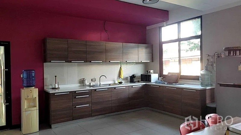 工厂 出售在Saphan Sung, Bangkok - 员工茶水间，L形木柜、台面电器与大窗户。