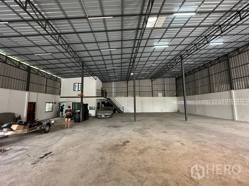 คลังสินค้า ให้เช่าในThanyaburi, Pathum Thani - ฮอลล์ภายในเสากลางเหล็ก บันไดขึ้นชั้นลอย พื้นที่โล่งกว้าง