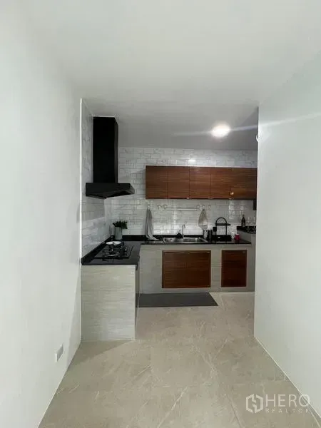 ทาวน์เฮาส์ ให้เช่า - ครัวแยกเคาน์เตอร์รูปตัวแอล กรุผนังกระเบื้องซับเวย์สีขาว