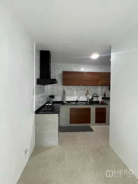 ทาวน์เฮาส์ ให้เช่า - ครัวแยกเคาน์เตอร์รูปตัวแอล กรุผนังกระเบื้องซับเวย์สีขาว