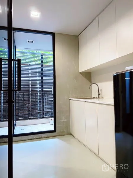 สำนักงาน ให้เช่าในPhaya Thai, Bangkok - แพนทรีสำนักงานตู้บิวท์อิน อ่างล้างจาน ตู้เย็น และประตูสู่พื้นที่เอาต์ดอร์พร้อมบานเกล็ด