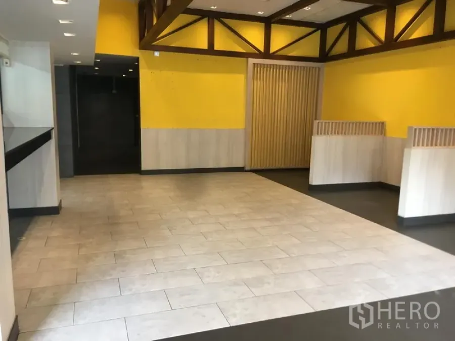 零售空间 出租在Khlong Toei, Bangkok - 主营业区全景，中央地砖与格栅滑门。