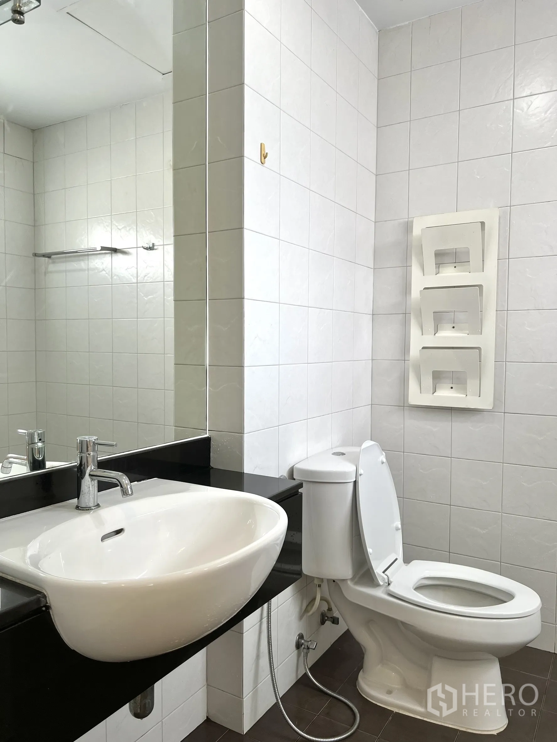 บ้าน ให้เช่าหรือขายในSaphan Sung, Bangkok - ห้องน้ำกระเบื้องสีขาว มีอ่างล้างหน้า กระจก และโถสุขภัณฑ์