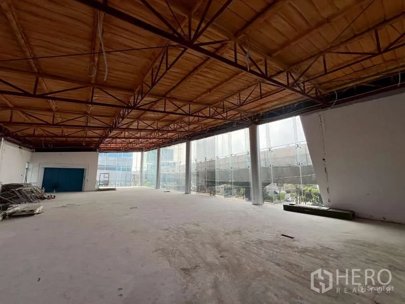 展厅 出租 - 宽敞开放式大厅，挑高空间与落地玻璃窗。