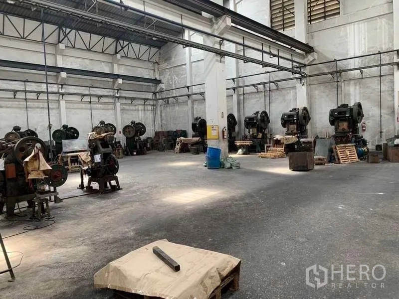 工厂 出租在Samut Prakan - 开阔厂房地面，设备分布合理，便于操作与调度。