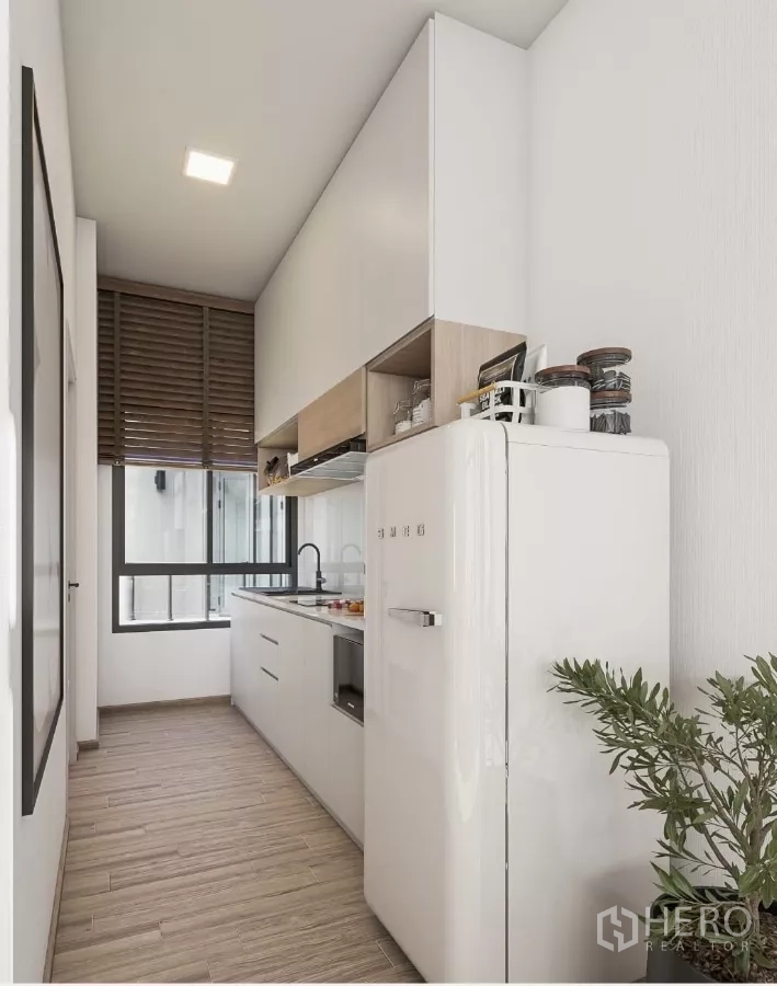 ทาวน์เฮาส์ ให้เช่าในChatuchak, Bangkok - ครัวขนาดกะทัดรัด ตู้สีขาว หน้าต่าง และตู้เย็นสไตล์วินเทจ