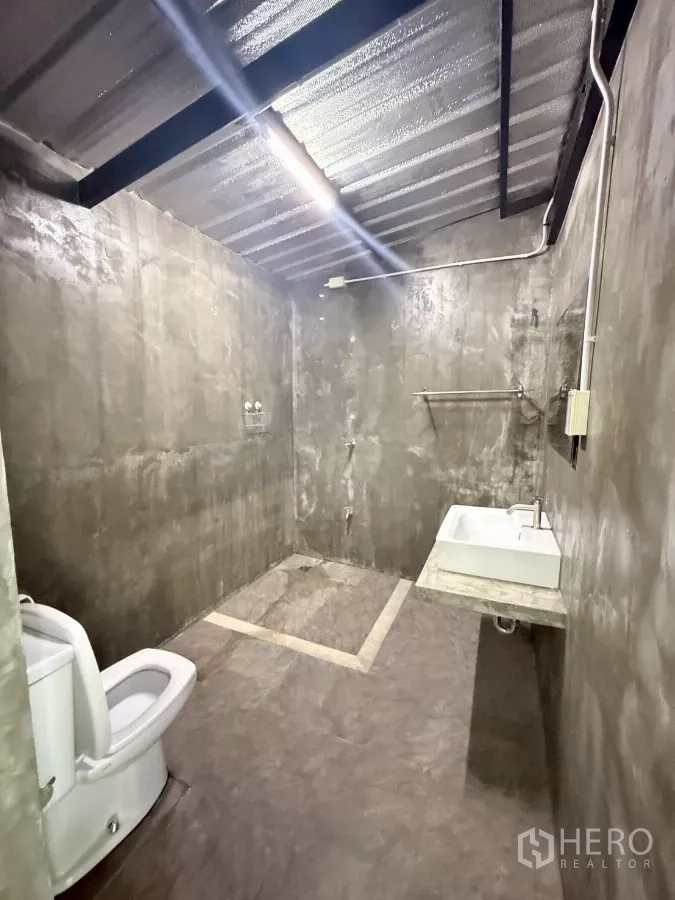 อาคารพาณิชย์ ให้เช่าในKhlong Toei, Bangkok - ห้องน้ำขนาดใหญ่ ผนังคอนกรีต โซนอาบน้ำแบบเปียก อ่างล้างหน้า และโถสุขภัณฑ์