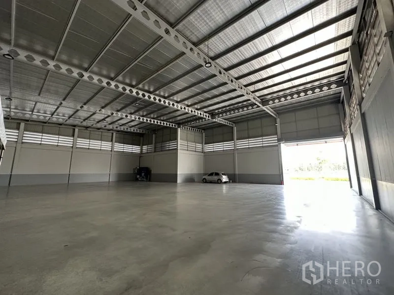 โรงงาน ให้เช่าหรือขายในLam Luk Ka, Pathum Thani - ฮอลล์ผลิตโล่งกว้าง หันสู่ประตูม้วนขนาดใหญ่รับแสงธรรมชาติ