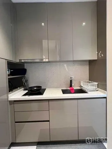 คอนโด ให้เช่าในWatthana, Bangkok - ครัวรูปตัวแอล เคาน์เตอร์หิน เตาเซรามิกสองหัว อ่างล้างจาน และพื้นที่เก็บของมาก