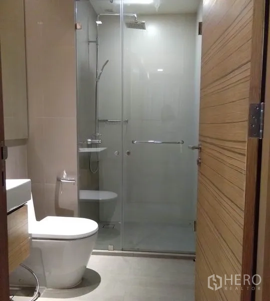 อพาร์ทเมนท์ ให้เช่าในKhlong Toei, Bangkok - ห้องน้ำแขกพร้อมตู้ shower กระจก เรนชาวเวอร์ และโถสุขภัณฑ์โมเดิร์น