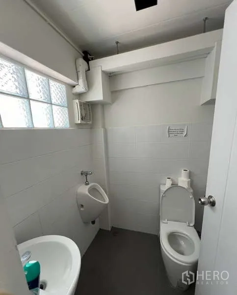 อาคารพาณิชย์ ขายในSuan Luang, Bangkok - ห้องน้ำสว่างมีหน้าต่างฝ้า โถปัสสาวะ โถสุขภัณฑ์ และอ่างล้างหน้า
