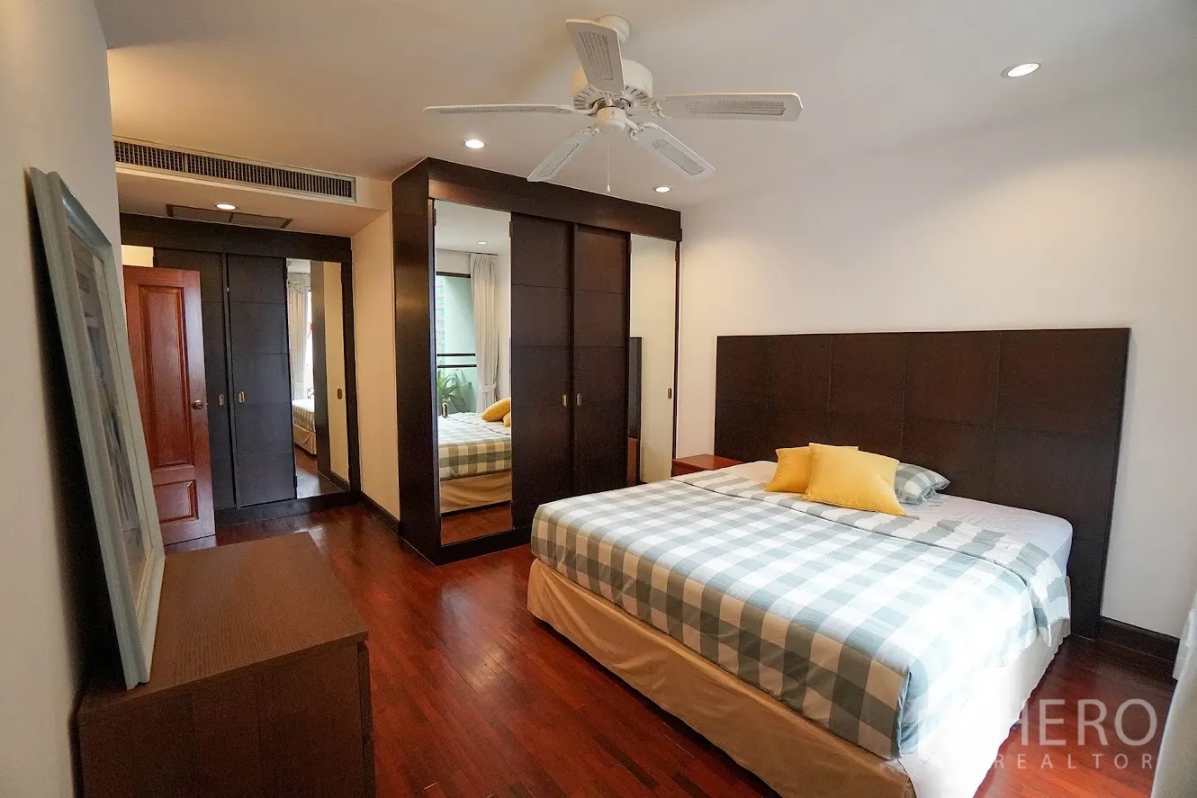 房间 出租在Watthana, Bangkok - 卧室配大衣柜与木地板。