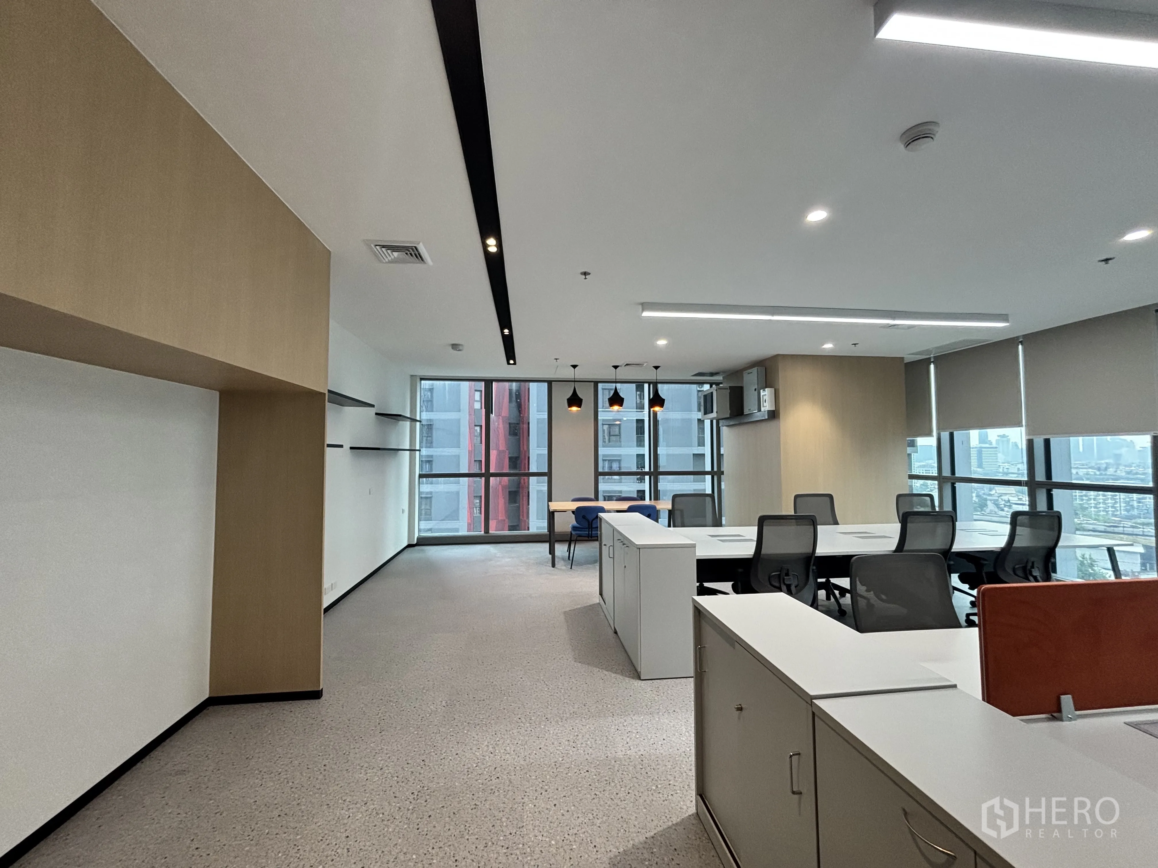 สำนักงาน ให้เช่าในHuai Khwang, Bangkok - โถงสำนักงานกว้าง โคมไฟแขวน ชั้นวางของ และหน้าต่างบานสูงเห็นอาคารใกล้เคียง