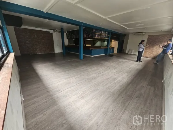 พื้นที่ขายปลีก ให้เช่าในWatthana, Bangkok - ฮอลล์กว้างพื้นลายไม้ ผนังอิฐตกแต่ง และโซนเคาน์เตอร์บาร์