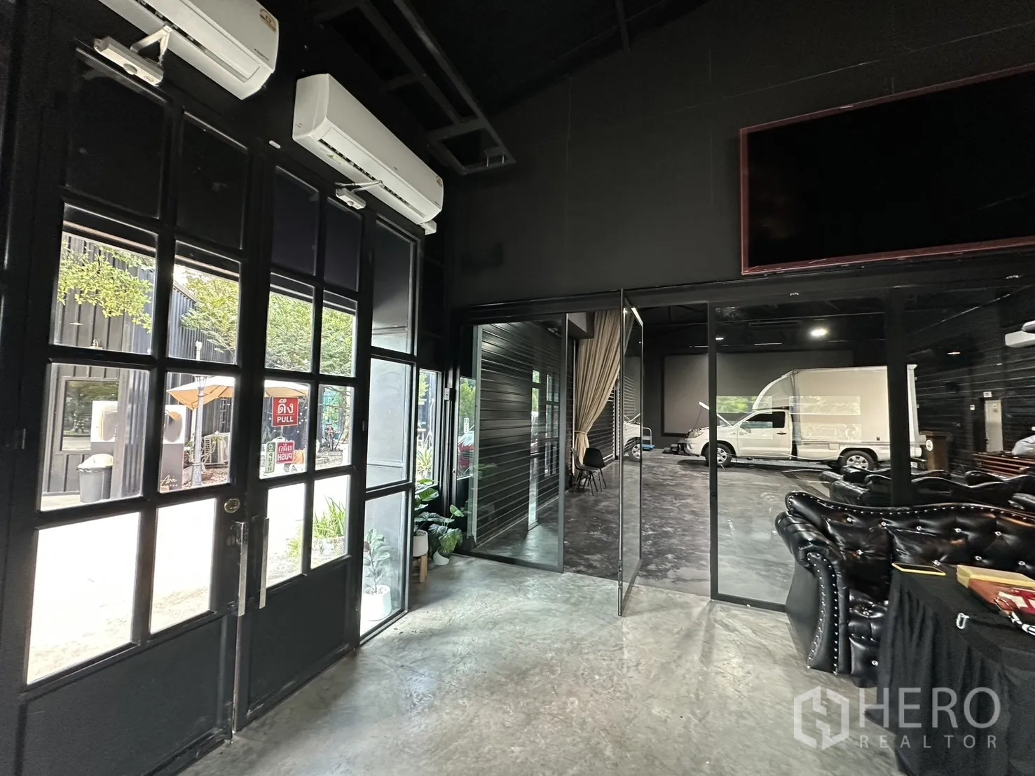 โกดัง for rent in Phra Khanong, Bangkok - โถงทางเข้าอาคารพร้อมประตูบานคู่และมองเห็นโถงหลัก
