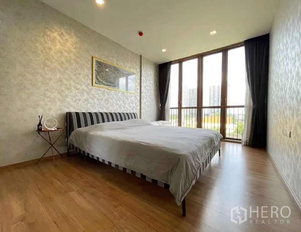 คอนโด for rent in Watthana, Bangkok - ห้องนอนกว้างเตียงใหญ่และหน้าต่างเต็มผนังมองเห็นวิวเมือง