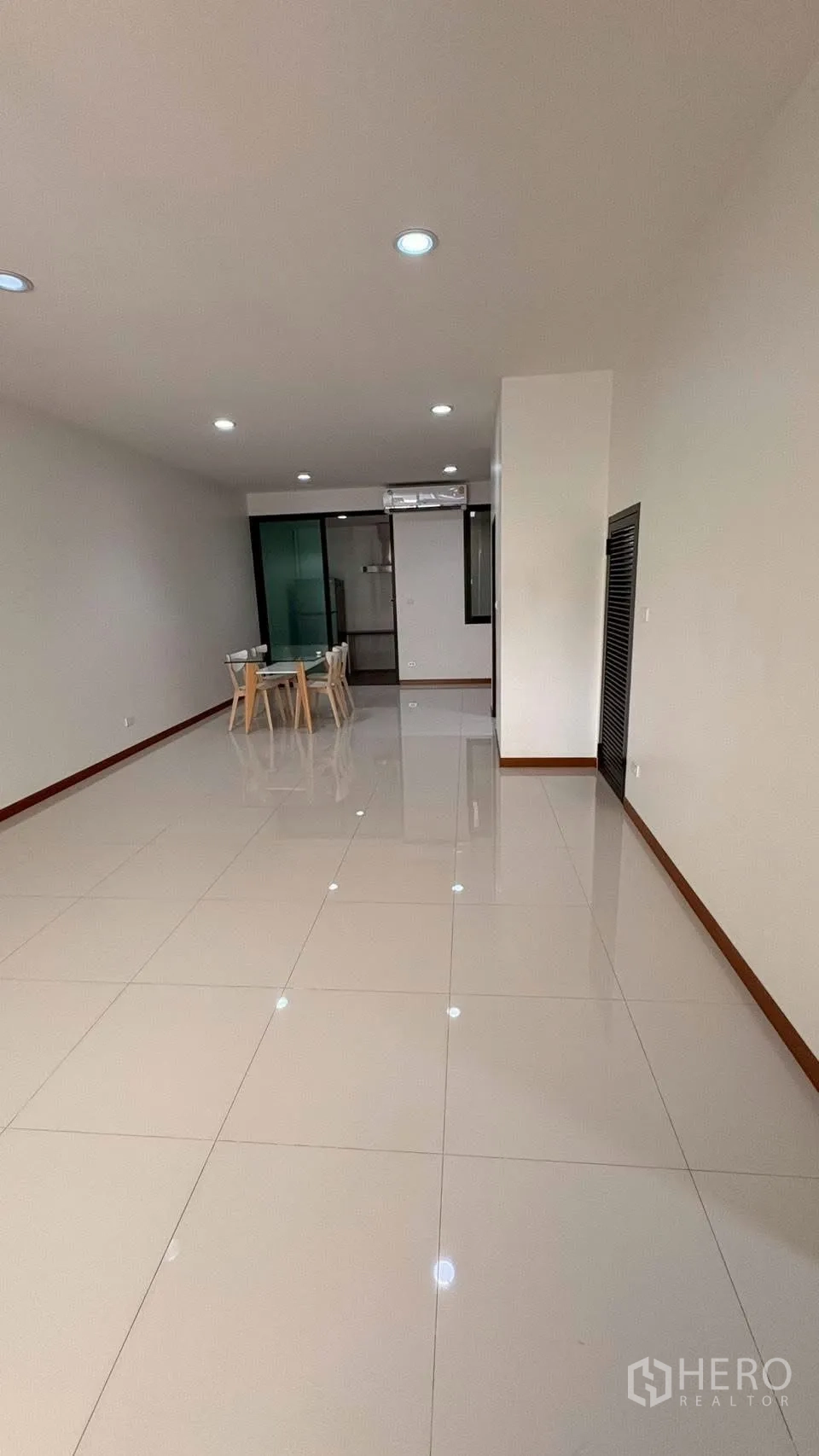 联排别墅 for rent in Phra Khanong, Bangkok - 宽敞的开放式客餐厅，摆放小型玻璃餐桌。