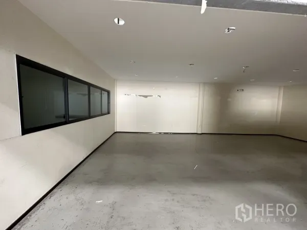 货栈 出租在Suan Luang, Bangkok - 一层办公室，长条观景窗面向仓库。