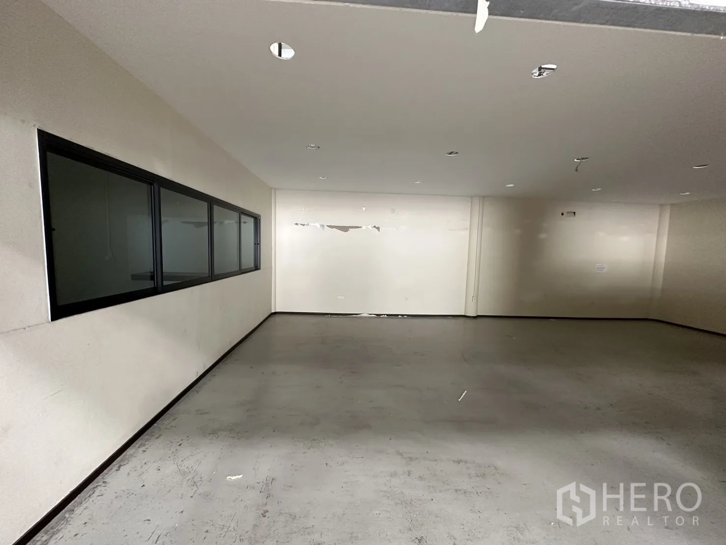 货栈 出租在Suan Luang, Bangkok - 一层办公室，长条观景窗面向仓库。