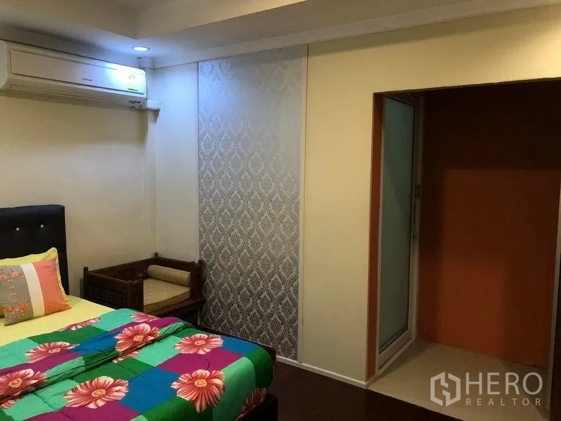 พื้นที่ขายปลีก ให้เช่าในKhlong Toei, Bangkok - ห้องนอนผ้าปูสีสันสด แอร์ ผนังตกแต่ง และมุมที่นั่ง