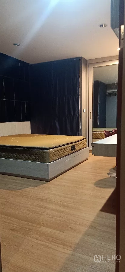 บ้าน ให้เช่าหรือขายในKhan Na Yao, Bangkok - ห้องนอนอบอุ่น พื้นไม้ ฐานเตียง ตู้เสื้อผ้าบานกระจกเงา ผ้าม่านสีเข้ม