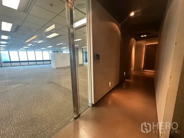 สำนักงาน ให้เช่าในKhlong Toei, Bangkok - ประตูกระจกจากโถงทางเดินสู่พื้นที่สำนักงานแบบเปิดพร้อมหน้าต่าง