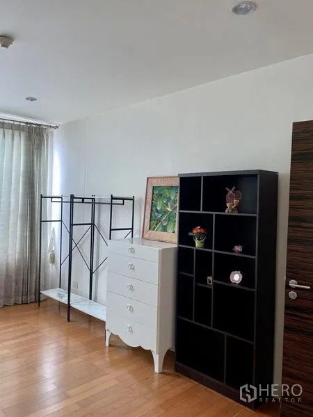 คอนโด ให้เช่าในKhlong San, Bangkok - มุมห้องนอนมีราวแขวนเสื้อ ลิ้นชัก และชั้นวางของ