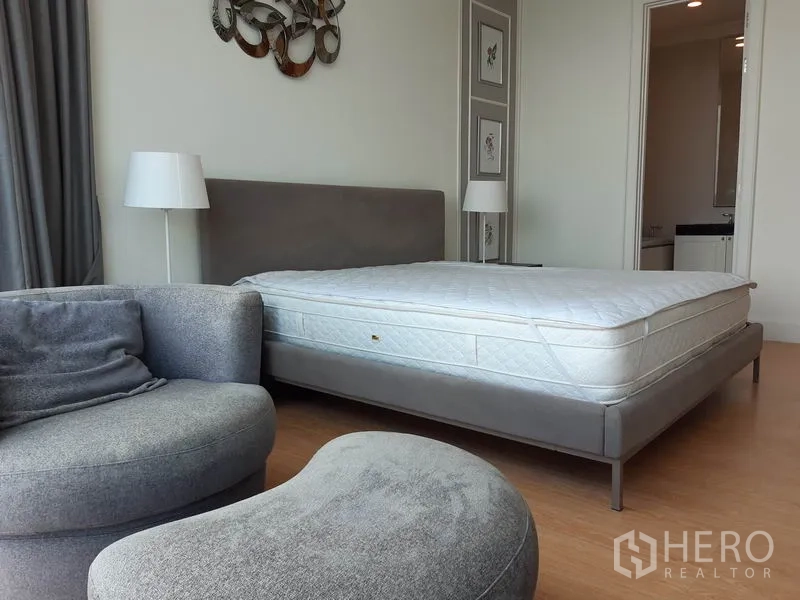 คอนโด ให้เช่าในWatthana, Bangkok - ห้องนอนหลักเตียงบุนวม เก้าอี้นั่งพัก และประตูเชื่อมห้องน้ำในตัว