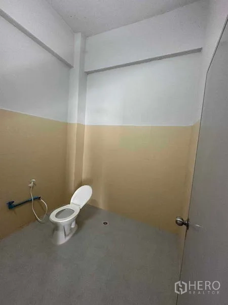 คลังสินค้า ให้เช่าในMueang Samut Sakhon, Samut Sakhon - ห้องน้ำเรียบง่ายพร้อมโถสุขภัณฑ์ ผนังกรุครึ่งผนังและท่อระบายน้ำ