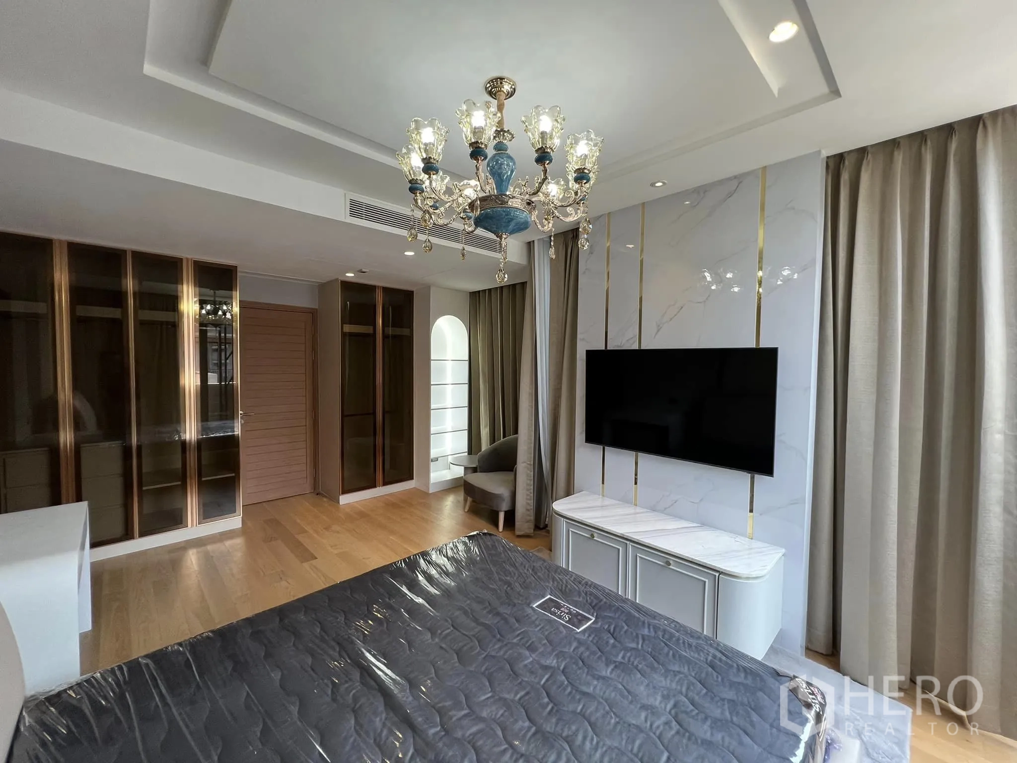 บ้าน ให้เช่าหรือขายในYan Nawa, Bangkok - มุมมองห้องนอนไปยังผนังทีวีและตู้เสื้อผ้ากระจก