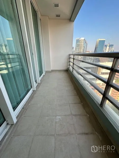 公寓 出租在Bang Rak, Bangkok - 私享阳台，瓷砖地面，眺望是隆天际线。