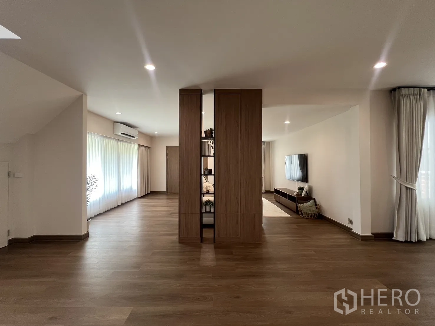 独立式住宅 出租在Mueang Samut Prakan, Samut Prakan - 楼梯黑色栏杆与高窗，自然采光充足。