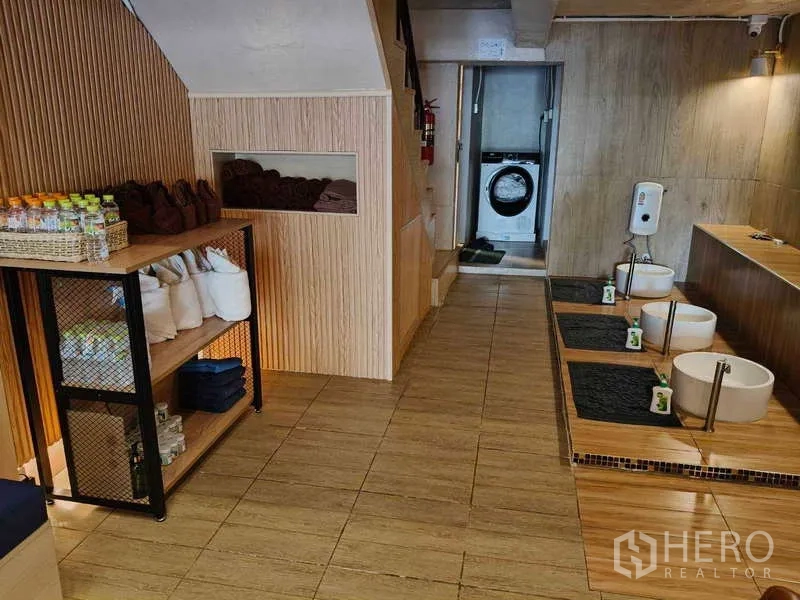 店屋 出租或出售在Watthana, Bangkok - 接待区设毛巾陈列架与足浴区。