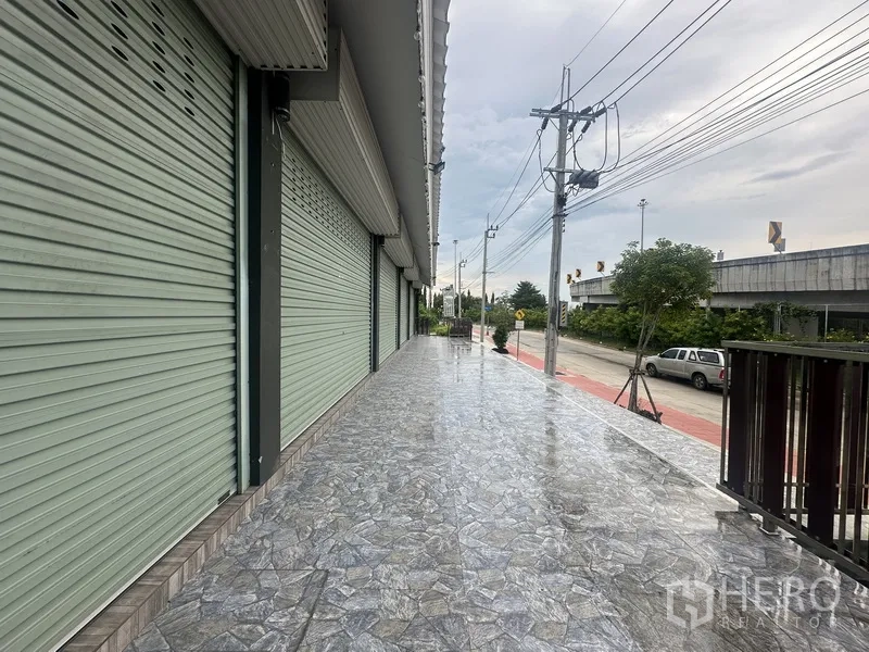 独立商业地产 出租在Prawet, Bangkok - 沿街有顶人行道与卷帘门