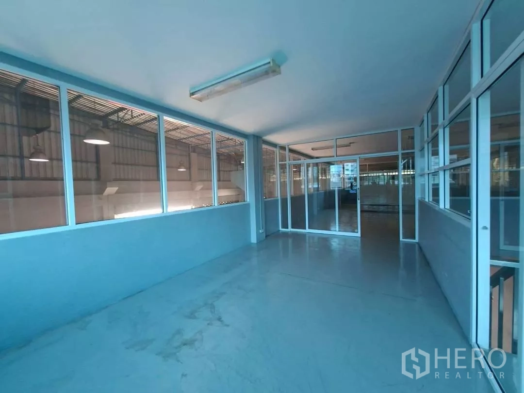 Warehouse for rent in Suan Luang, Bangkok - Mezzanine corridor with glass partitions overlooking the warehouse floor.