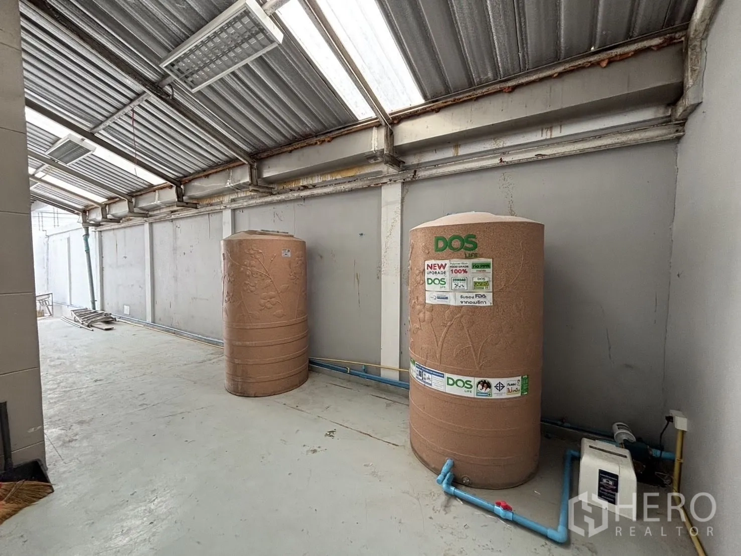 คลังสินค้า ให้เช่าหรือขายในWang Thonglang, Bangkok - พื้นที่บริการใต้หลังคาพร้อมแท็งก์น้ำคู่และปั๊มน้ำ