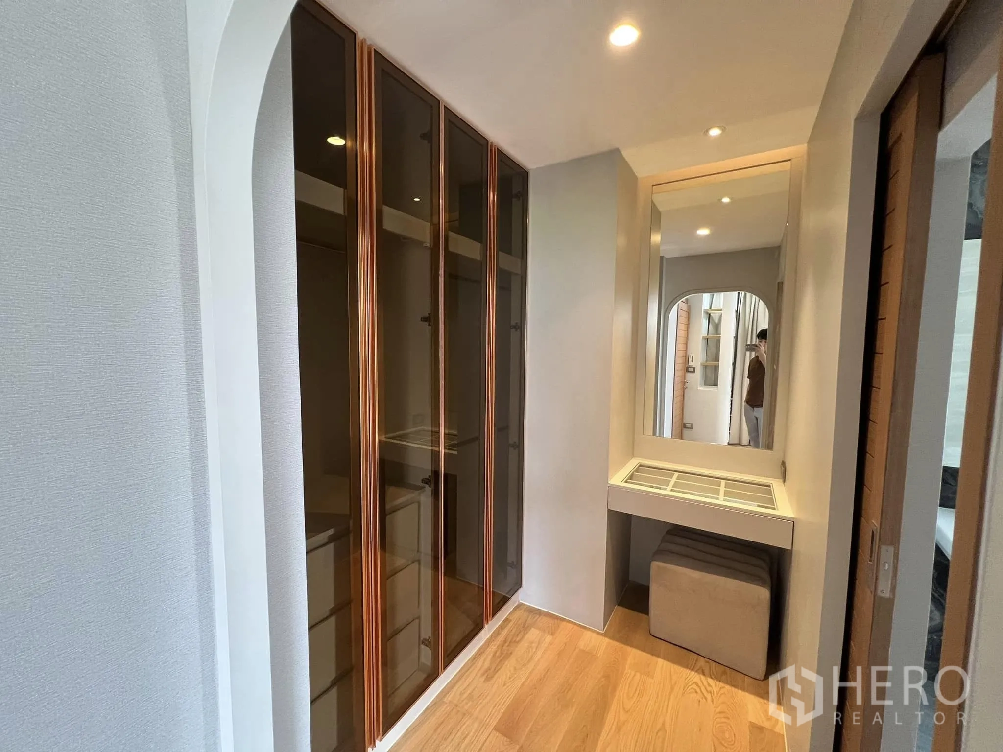 บ้าน ให้เช่าหรือขายในYan Nawa, Bangkok - โถงตู้เสื้อผ้าแบบวอล์กอิน ประตูกระจกและโต๊ะเครื่องแป้ง