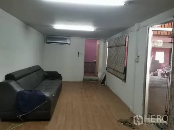 คลังสินค้า ให้เช่าในLam Luk Ka, Pathum Thani - ห้องออฟฟิศแอร์พร้อมโซฟาหนัง พื้นลายไม้ ไฟฟลูออเรสเซนต์ และมู่ลี่หน้าต่าง