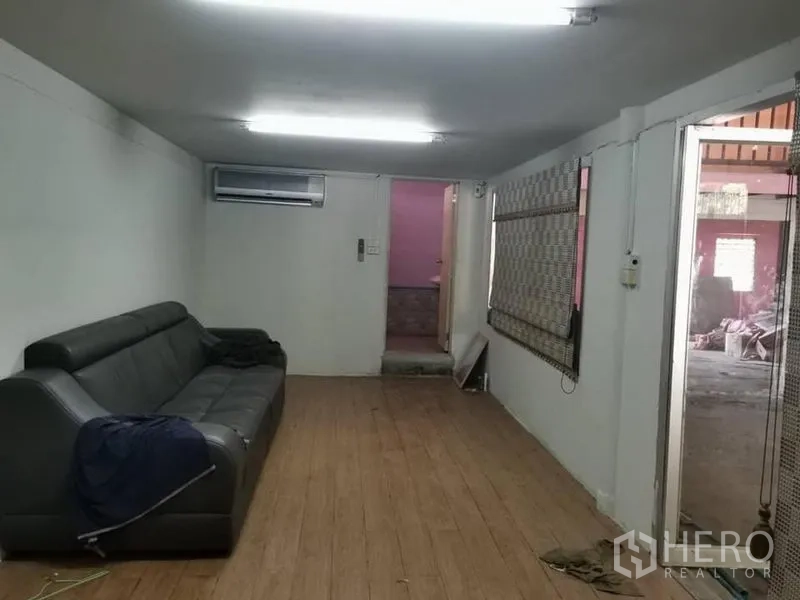 คลังสินค้า ให้เช่าในLam Luk Ka, Pathum Thani - ห้องออฟฟิศแอร์พร้อมโซฟาหนัง พื้นลายไม้ ไฟฟลูออเรสเซนต์ และมู่ลี่หน้าต่าง