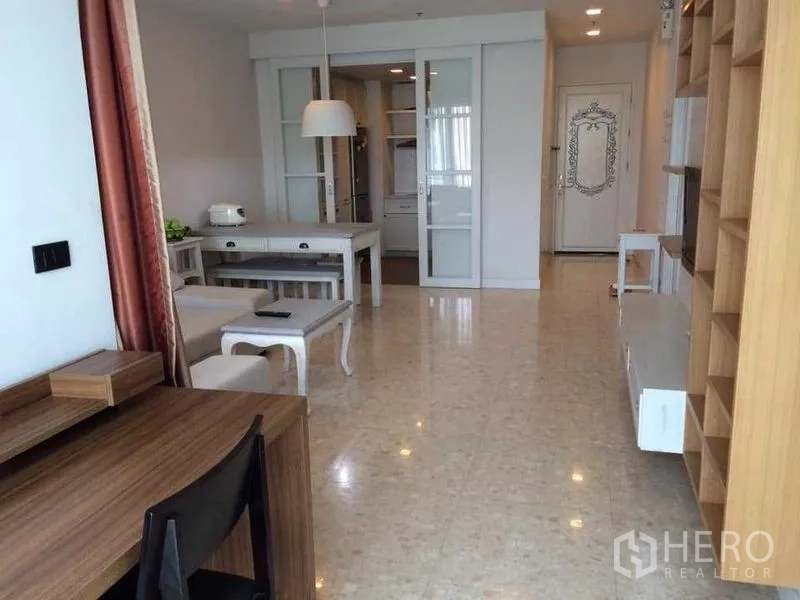 คอนโด ให้เช่าในKhlong Luang, Pathum Thani - โถงรับประทานอาหารและทางเข้าห้องแบบโอเพ่นแปลน พื้นกระเบื้องเงา พร้อมชั้นเก็บของบิลท์อินและประตูกระจกเข้าครัว