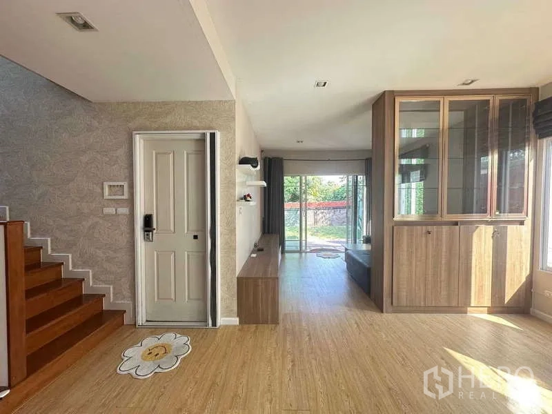 บ้าน ให้เช่า - โถงทางเดินสู่สวนพร้อมชั้นวางทีวีและตู้บิลท์อินกระจก