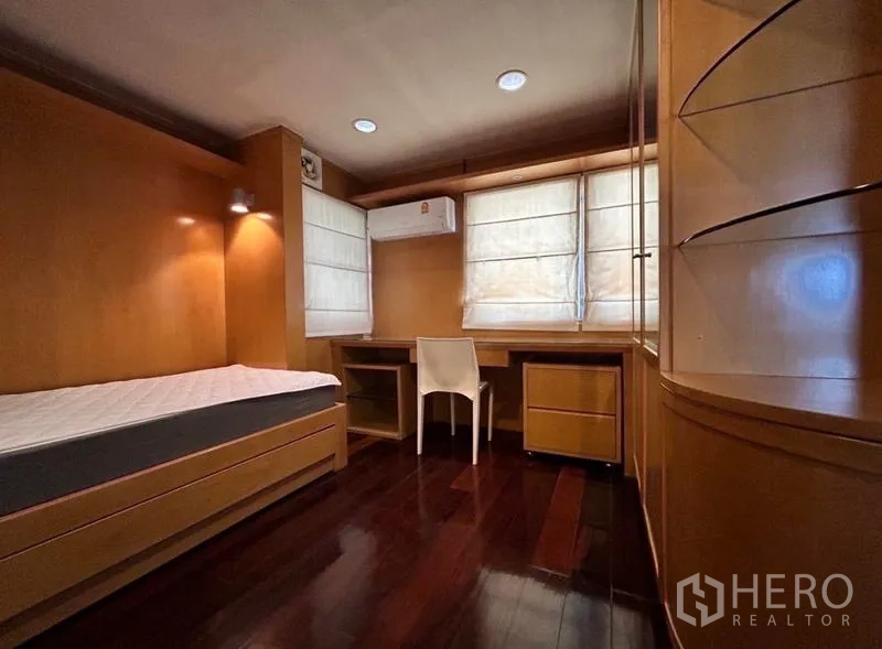 สำนักงานที่บ้าน ให้เช่าในSuan Luang, Bangkok - ห้องนอนโทนไม้ ออกแบบตู้บิวท์อินและโต๊ะทำงาน