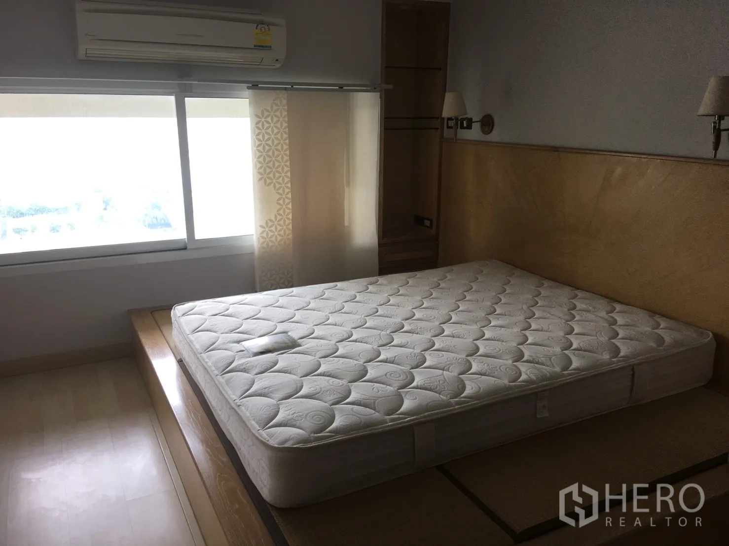 คอนโด ให้เช่าหรือขายในWatthana, Bangkok - ห้องนอนมินิมอล เตียงยกพื้น หน้าต่างบานกว้าง แอร์ และงานไม้โทนอุ่น