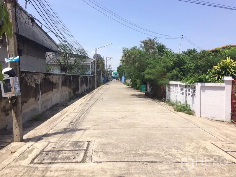 คลังสินค้า ให้เช่าในSamut Prakan - ถนนคอนกรีตเงียบสงบพร้อมเสาไฟฟ้า ทางเข้าพื้นที่โกดัง
