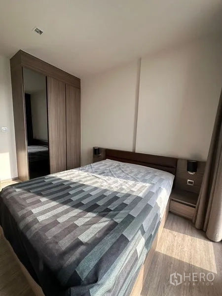 คอนโด ให้เช่าในWatthana, Bangkok - ห้องนอนอบอุ่นพร้อมตู้เสื้อผ้าบิวท์อินและโต๊ะข้างเตียง