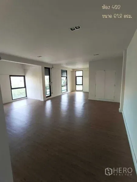 办公空间 出租在Phaya Thai, Bangkok - 明亮的转角办公室，环窗采光并带阳台玻璃门。