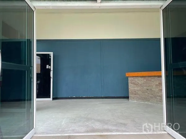 คลังสินค้า ให้เช่าในSam Phran, Nakhon Pathom - ประตูบานเลื่อนเข้าสู่โถงพร้อมเคาน์เตอร์บริการ