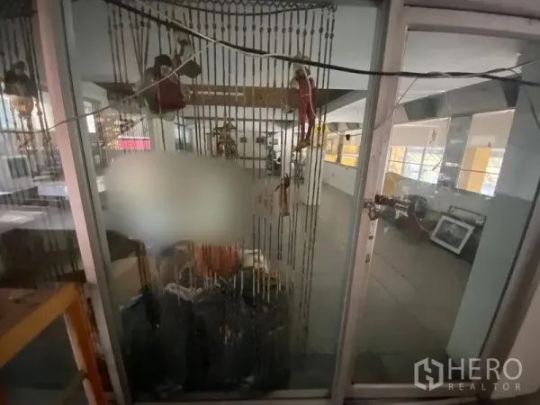 零售空间 出租在Ratchathewi, Bangkok - 带珠帘的玻璃入口，可见宽敞的零售大厅与展示区