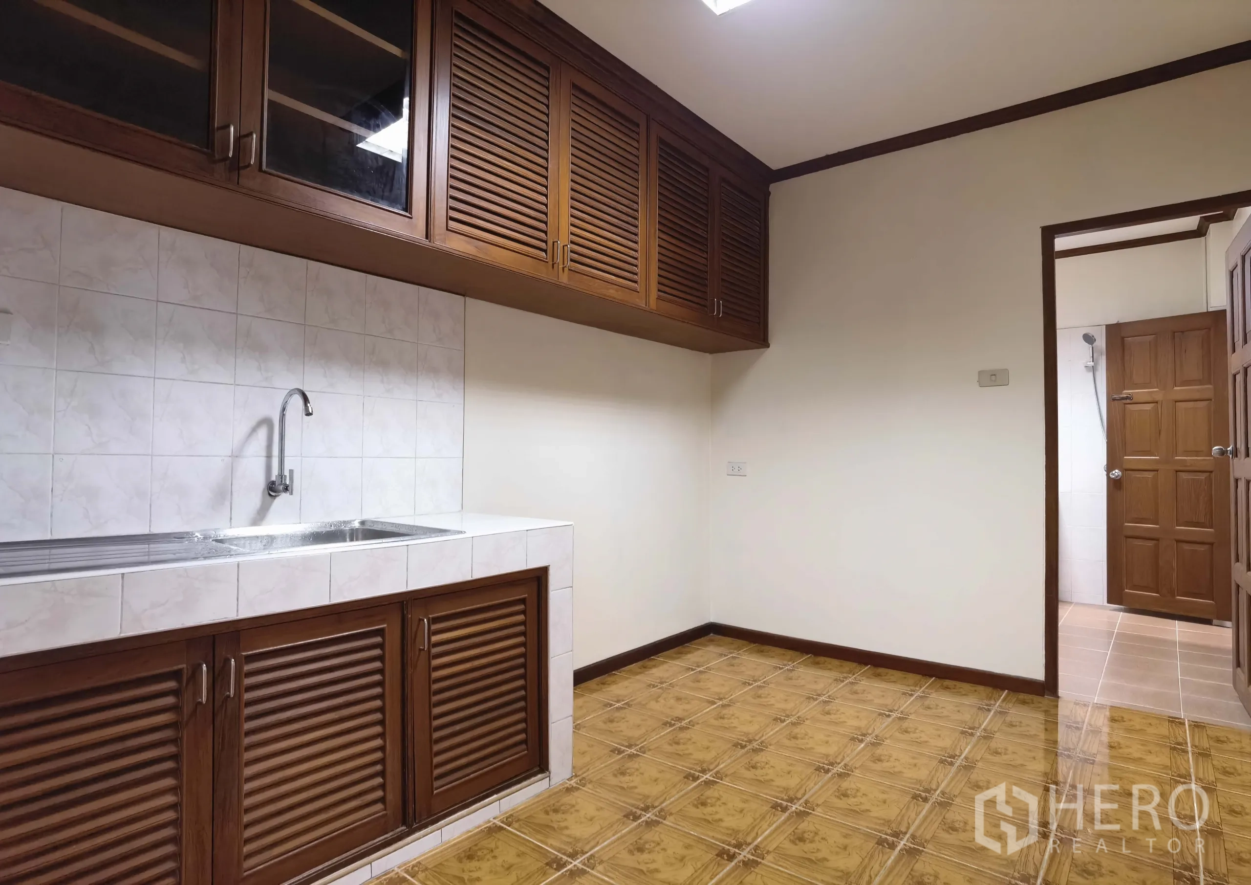 คลังสินค้า ให้เช่าในSamut Prakan - แพนทรีพร้อมซิงก์สเตนเลส ผนังปูกระเบื้อง และตู้เก็บของไม้